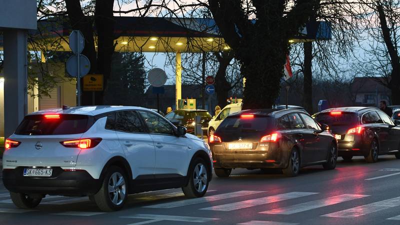 FOTO Navala na pumpama! Ljudi diljem Hrvatske masovno hrle po gorivo prije novih cijena