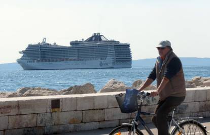 Morski gorostas: Najveći brod ikad usidrio se ispred Splita