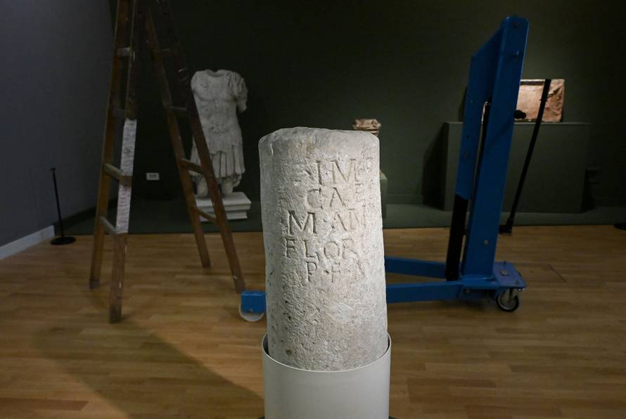 Zagreb: 1100 izlozba Hrvatskog Kraljevstva  u Klovicevim dvorima