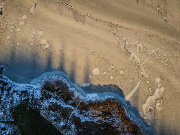 Pogled iz zraka na Park prirode Blidinje i zaleđeno jezero