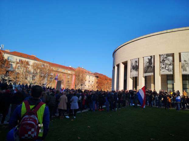 FOTOGALERIJA Ovo su snimke sa velikog prosvjeda protiv Covid mjera u središtu Zagreba...