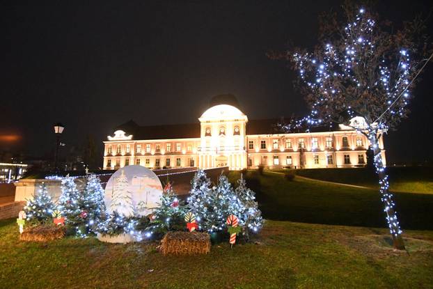 Virovitica: Središte grada sjaji  u blagdanskom ozračju jer traje manifestacija Advent u Virovitici