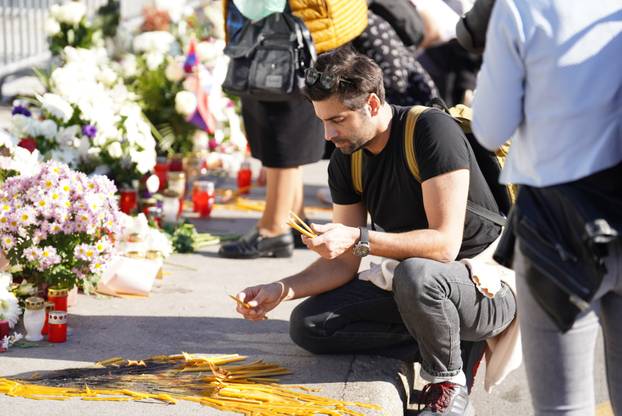 Novi Sad: Veliki broj građana od jutra dolazi odati počast poginulima u padu nadstrešnice