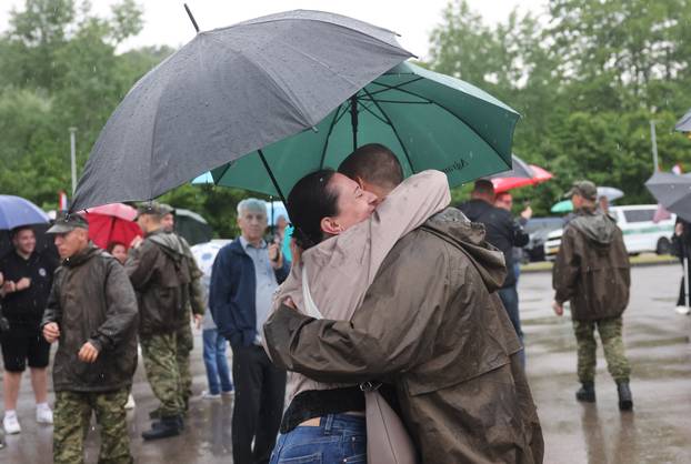 FOTO Suze i zagrljaji u Požegi: 900 novih ročnika položilo prisegu, među njima i 53 žene