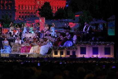 FOTO Spektakl u zagrebačkoj Areni: Violinist André Rieu je s orkestrom oduševio publiku