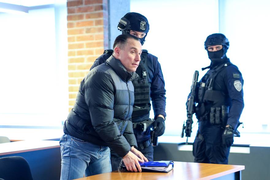 Sud je pro&ccaron;itao Mla&dstrok;anovu razglednicu svom kumu: 'Alo, momak. &Scaron;to mi se ne javlja&scaron;?'