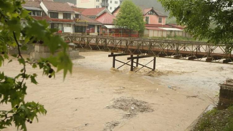Rijeka odnijela most: U Banjoj Luci i Tesliću izvanredno stanje