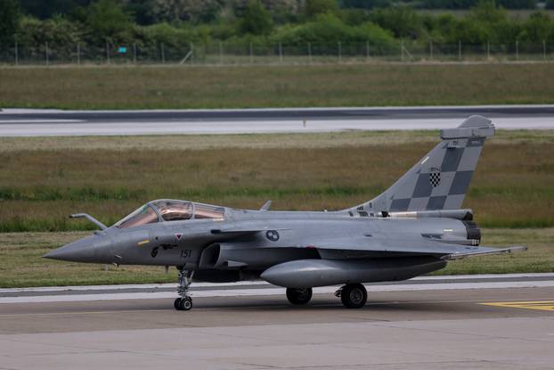 Velika Gorica: Preletom Rafaleima iznad Hrvatske piloti HRZ-a izrazili su zahvalnosti i poštovanje prema svim sudionicima VRO "Bljesak"