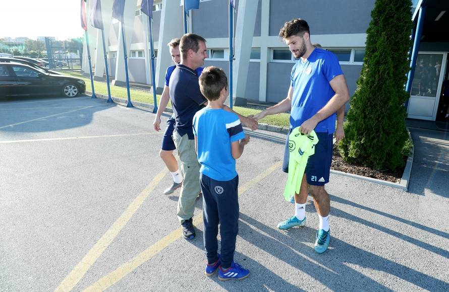 Dinamovi igrači navijaču koji je spasio ulaznice darovali dres