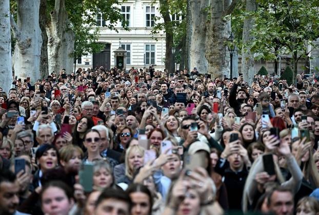 Zagreb: Brojni građani se okupili na Zrinjevcu u čast Halida Bešlića