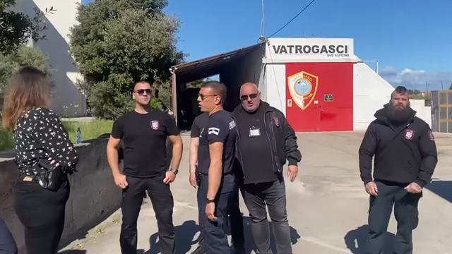 VIDEO Gradonačelnica Supetra objavila video: Likovi u crnom blokiraju ulaz u vatrogasni dom