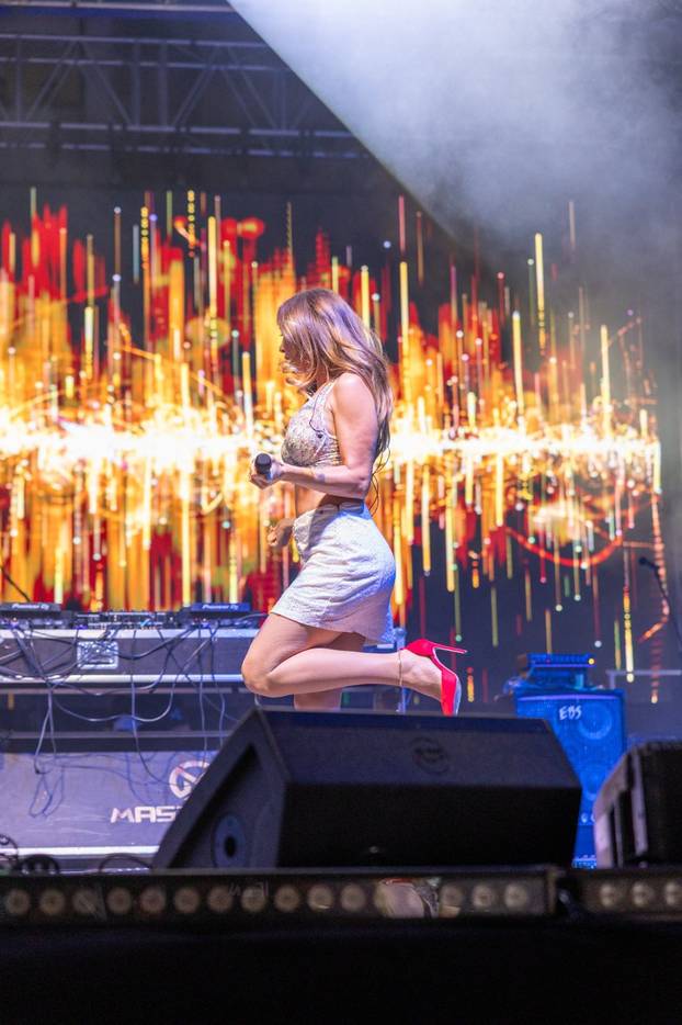 Lille objavila set provokativnih fotki i predstavila spot: 'Opa, utegnula se u ultrakratki jeans'