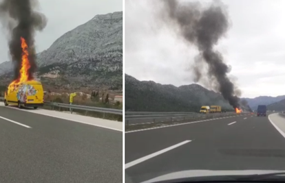 VIDEO Buknuo požar na  kombiju pošte: 'Pomagali su prolaznici'