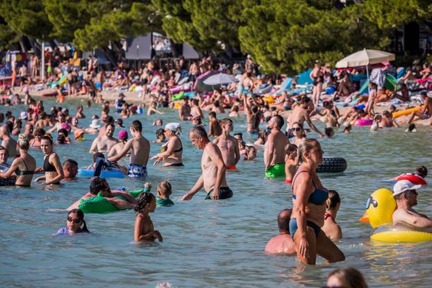 Makarska:  Gužva na glavnoj plaži u Makarskoj