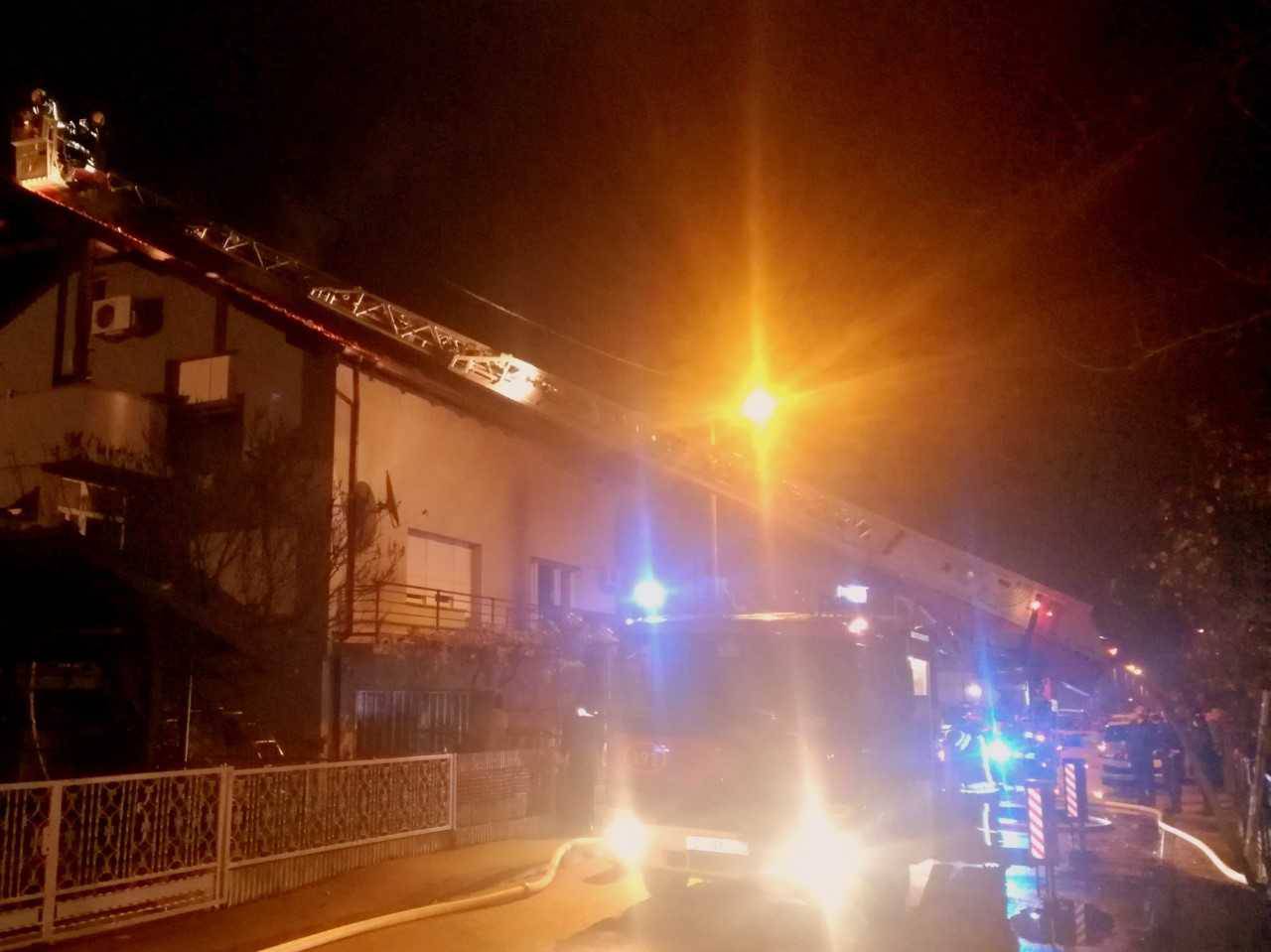 Izgorio krov kuće u Sesvetama: Požar je gasilo 27 vatrogasaca