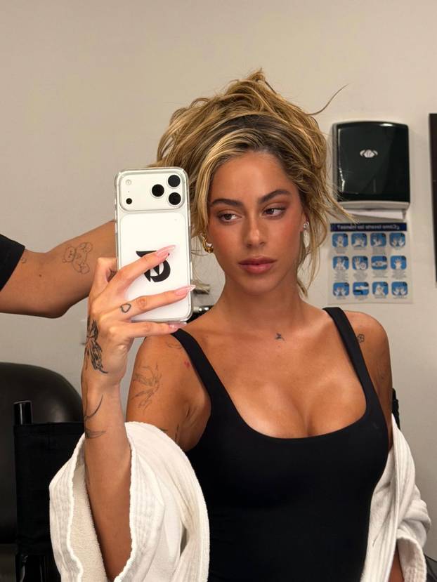 Svjetski prvak ljubi atraktivnu pjevačicu. Uskoro će se vjenčati