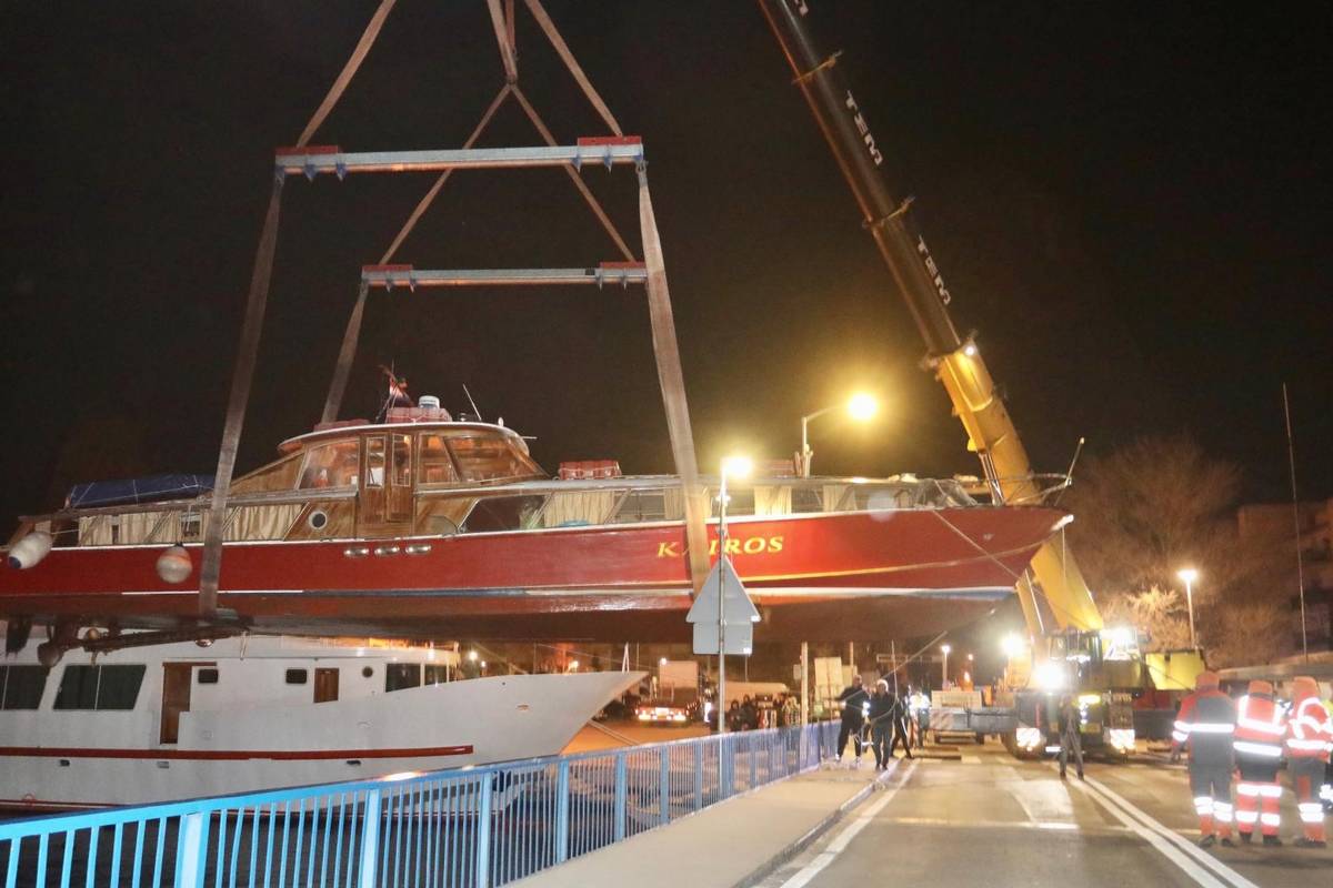 VIDEO: Brod od 18 tona prebacili preko mosta u Omišu, ljudi su se okupili kao da je utakmica