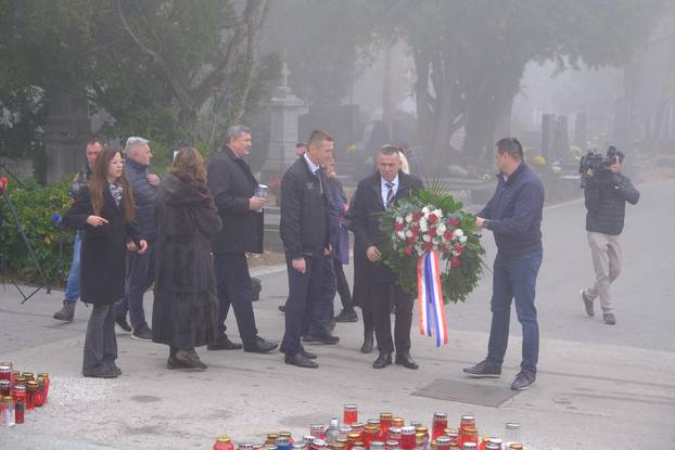 Zagreb: Penava položio vjence na grobu Franje Tuđmana