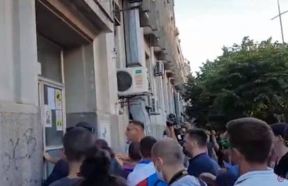 Tisuće na ulicama Srbije: Napali zgradu televizije u Novom Sadu