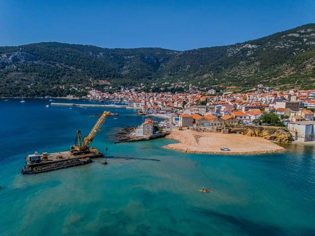 Izgradnju ribarske luke u Komiži prati mnoštvo optužbi za devastaciju okoliša zbog nekontroliranog nasipavanja