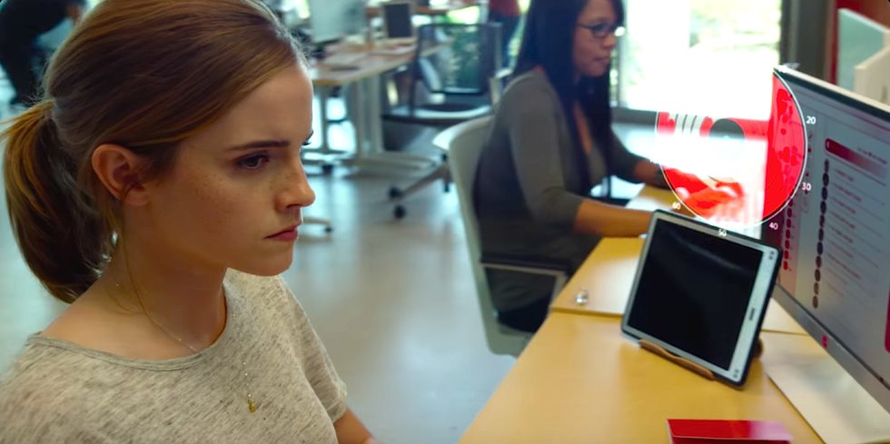 'The Circle': Tom Hanks jako pozorno prati Emmu Watson