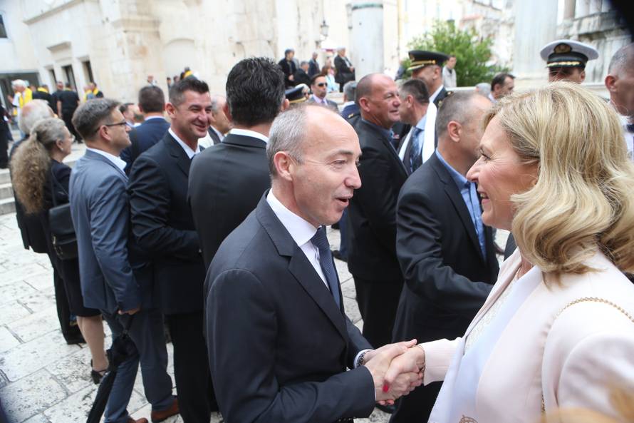 Kerum kao Papa pratio misu s prozora, stigao je i Plenković
