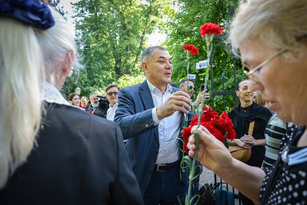 Zagreb: Ivica Lovrić dijelio je karanfile građanima