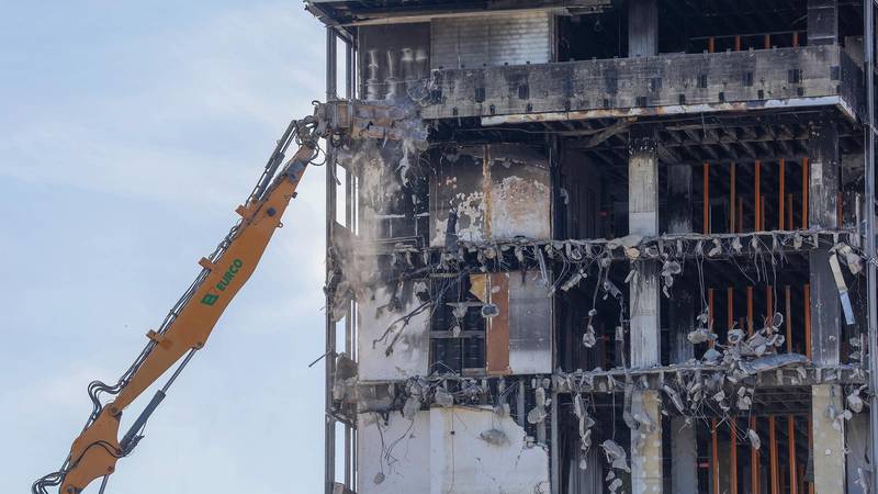 FOTO Bagerima ruše dijelove katova sa zgrade Vjesnika
