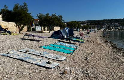 VIDEO Trogirska plaža  prazna, ali nigdje mjesta: ’Red ručnika je, sigurno, nekih 30 metara...'