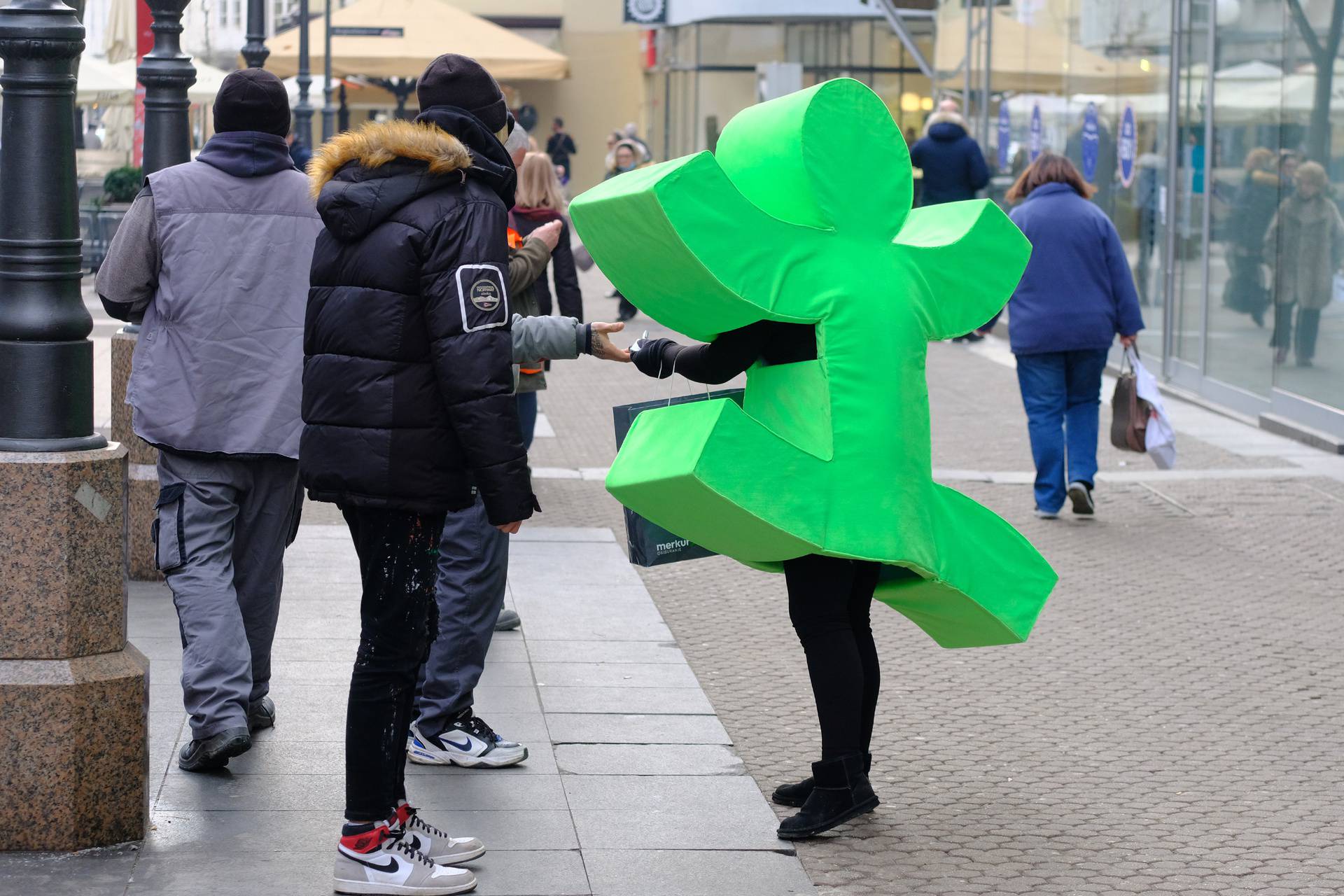 U inat najdepresivnijem danu u godini, jučer se u centru Zagreba dijelila – sreća!