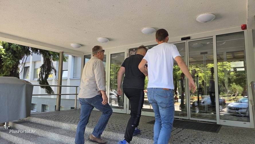 FOTO Maloljetnika koji je napao mladića u Sl. Brodu doveli na sud. Čeka se odluka o pritvoru