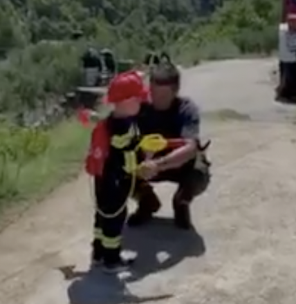 VIDEO Mali Tomo pomogao tati ugasiti požar: 'Nisam ni znao da dolazi. On jako voli vatrogasce'