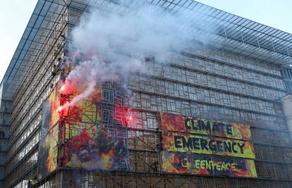 Aktivisti Greenpeacea zaposjeli su zgradu Europskog vijeća...