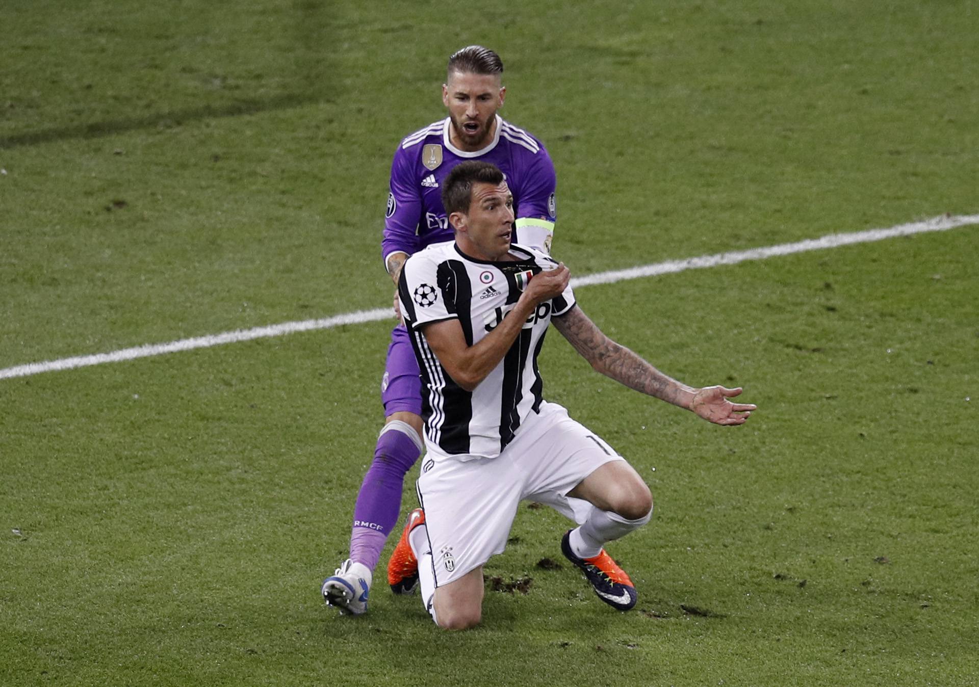 Juventus' Mario Mandzukic and Real Madrid's Sergio Ramos clash