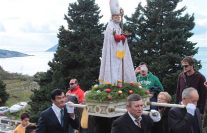 Komižani u čast svetog Nikole zapalili dva stara drvena broda