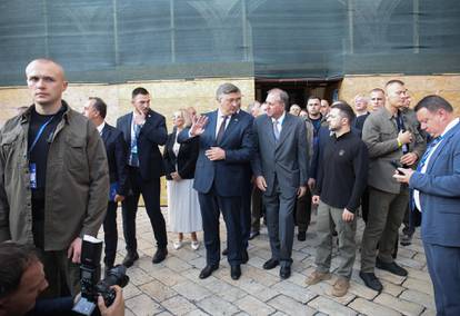 FOTO Zelenski s Plenkovićem u šetnji po Stradunu. Gužva kao usred ljeta i jako osiguranje