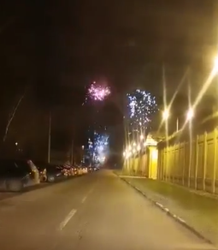 Stanovnici Gline strahuju od potresa, a netko pali vatromet: 'Svi smo brzo istrčali iz kuća'