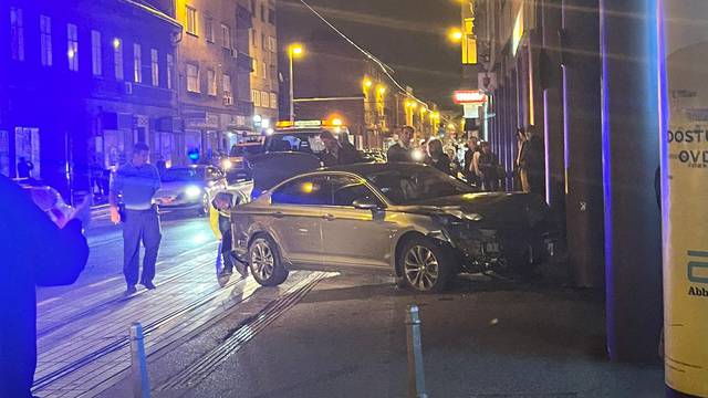 VIDEO U zagrebačkoj Ilici autom sletio s ceste, pokosio stupiće i lakše ozlijedio jednog pješaka