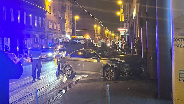 VIDEO U zagrebačkoj Ilici autom sletio s ceste, pokosio stupiće i lakše ozlijedio jednog pješaka