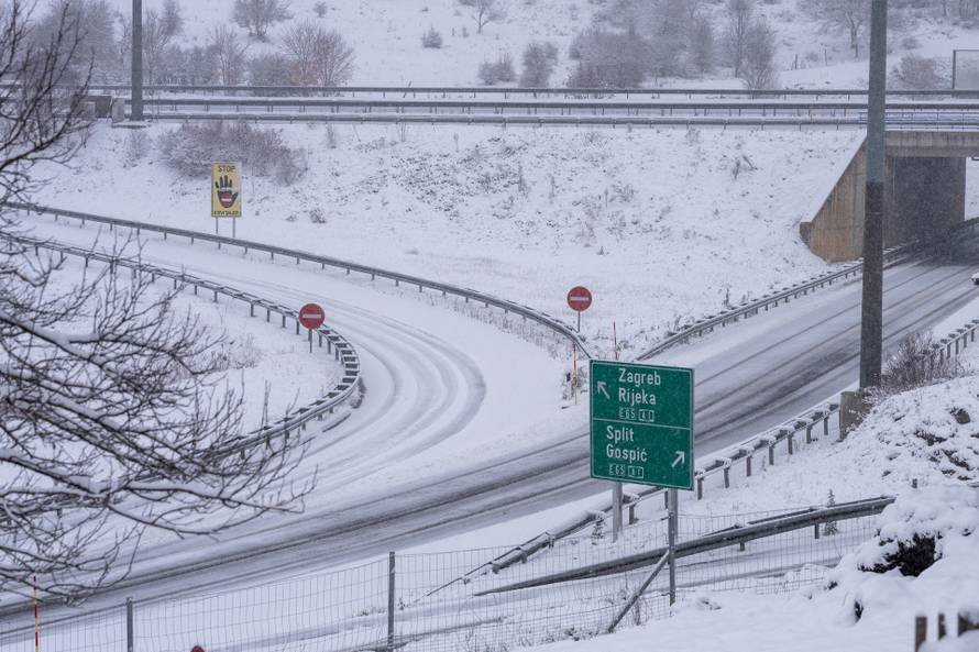 Zimski uvjeti na autocesti A1 kod čvora Otočac