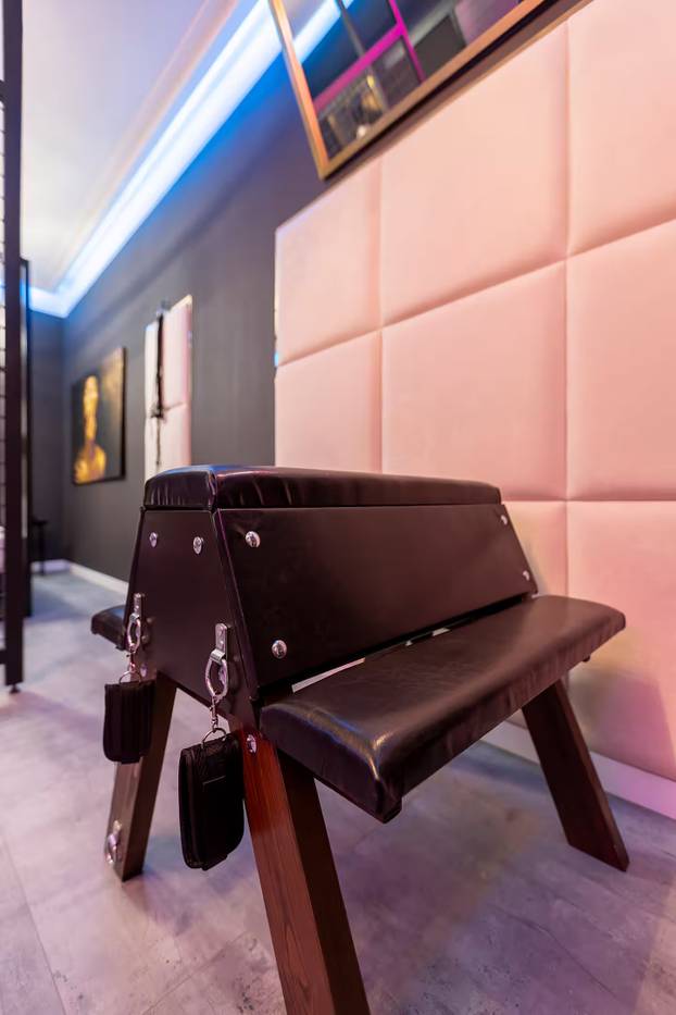 FOTO BDSM stan u Poljskoj je za ljubitelje grube akcije pravi raj!