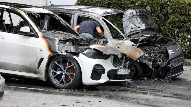 Zagreb: U Fijanovoj ulici zapalio se automobil, vatra se proširila na još jedno vozilo