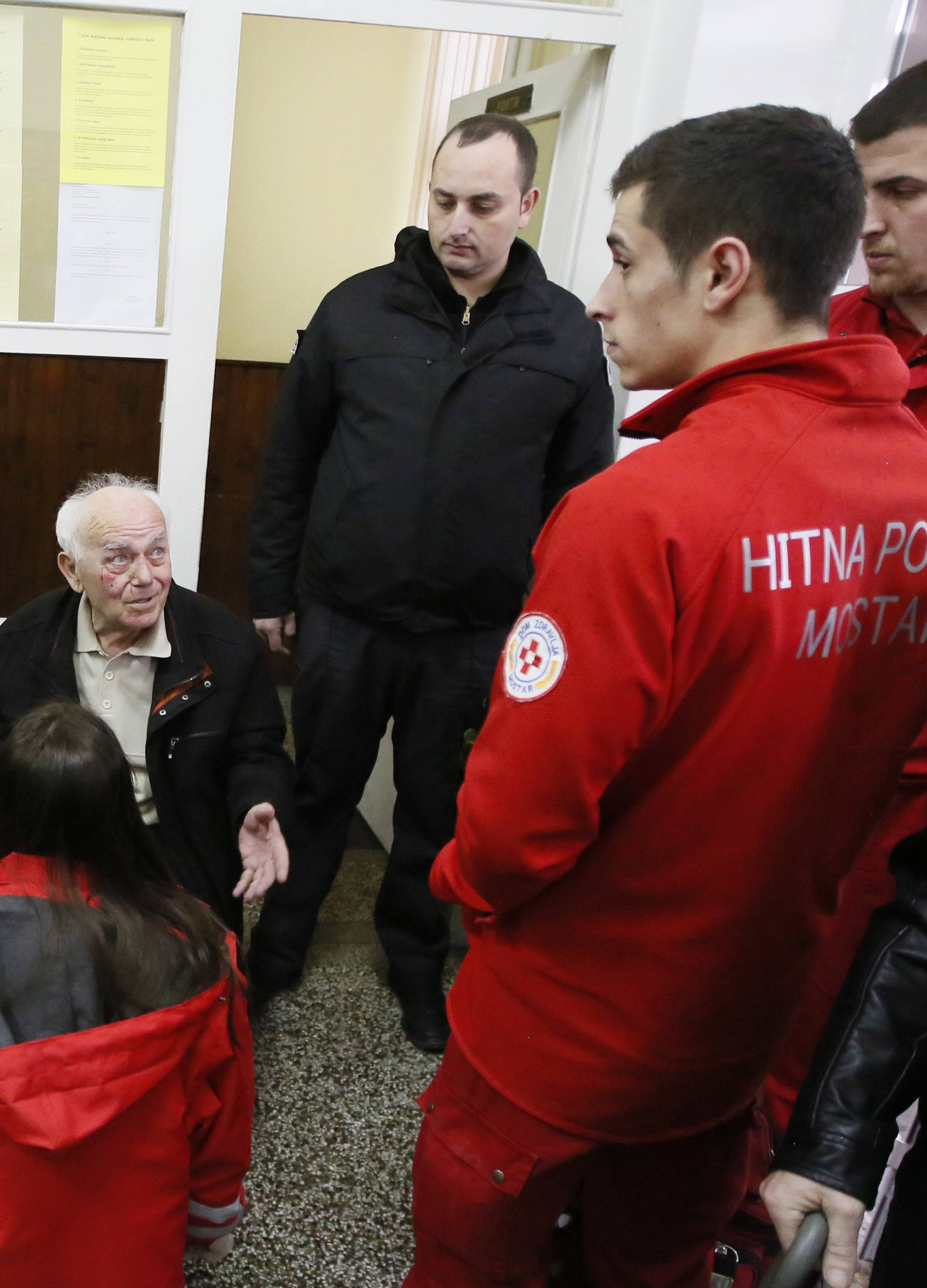 Mostar: Pri ulasku na biračko mjesto stariji gospodin se poskliznuo te je reagirala Hitna