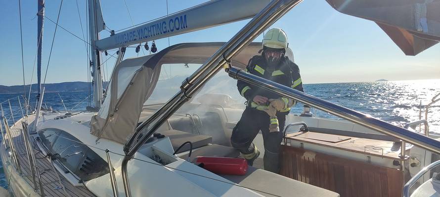 FOTO Ovako izgleda jedrilica na kojoj je kod Visa izbio požar