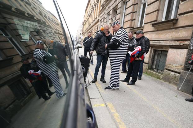 Zagreb: Okupljanje članova A-HSP-a pod vodstvom Dražena Keleminca ispred središnjice HDZ-a