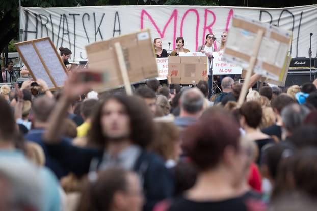 Na današnji 2016. održani veliki prosvjedi "Hrvatska može bolje" u znak potpore kurikularnoj reformi