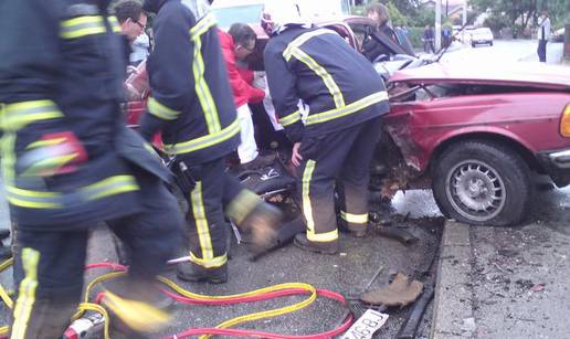 Prošli s lakšim ozljedama: Rezali lim i izvlačili  ih van