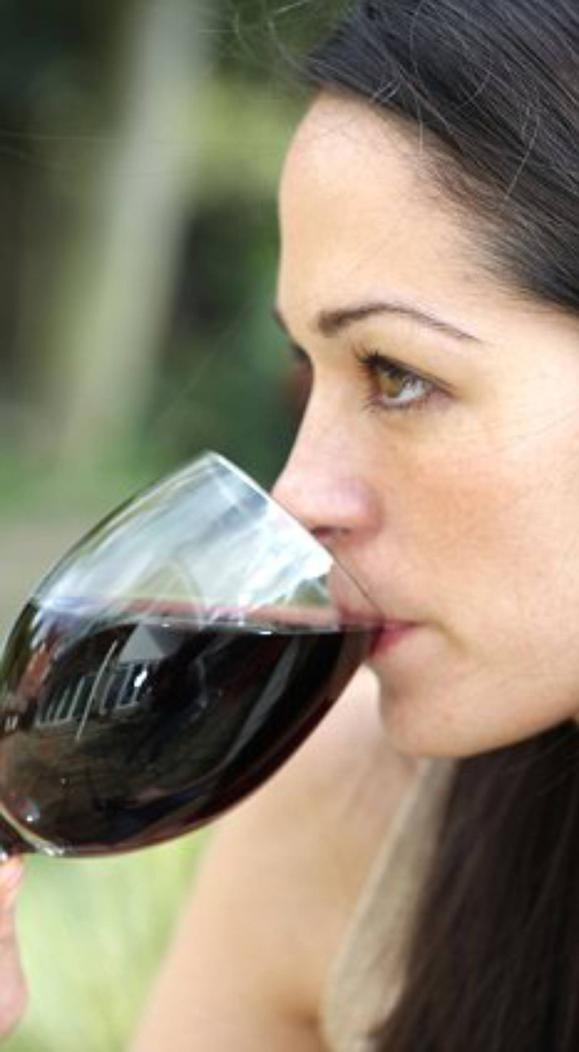 Остановилось вино. Женский алкоголизм один бокальчик. Рекомендуют бокал вина врачи рекомендуют. Фото людей от 1 бокала. Пресечь вину.