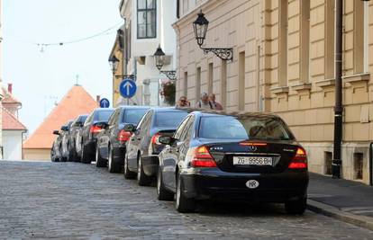 Automobili rade satima jer ih hlade za bahate ministre