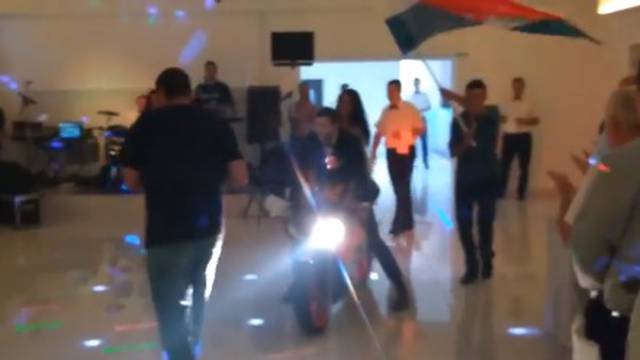 Luda svadba u Livnu: Mladenci 'uletjeli' pred goste na motoru